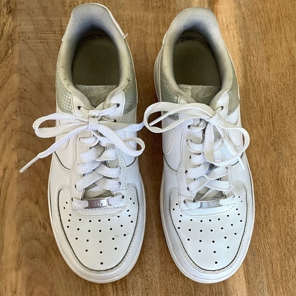 NIKE AIR FORCE 1 LE (GS) Shoes Women’s 6.5 - Picture 1 of 13
